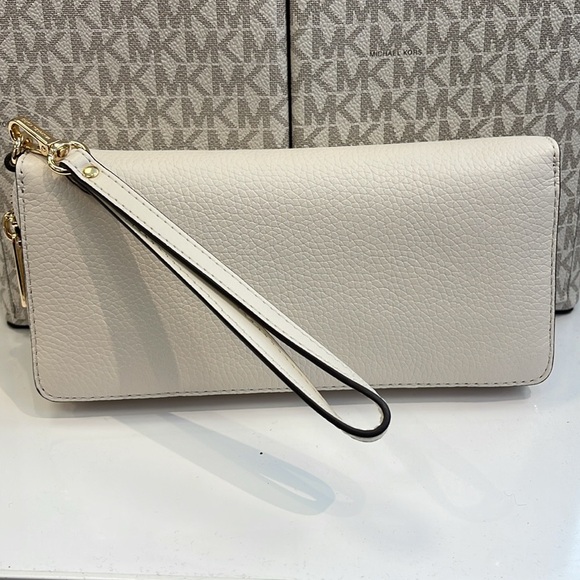 MICHAEL KORS
Leather Continental Wristlet Phone Case Wallet 
Light Cream 
NWT - Picture 15 of 15